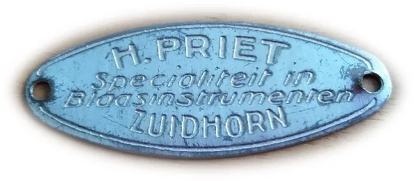 Naamplaatje H. Priet, specialiteit in blaasinstrumenten, Zuidhorn