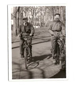 Job met knecht fietsend op De Gast