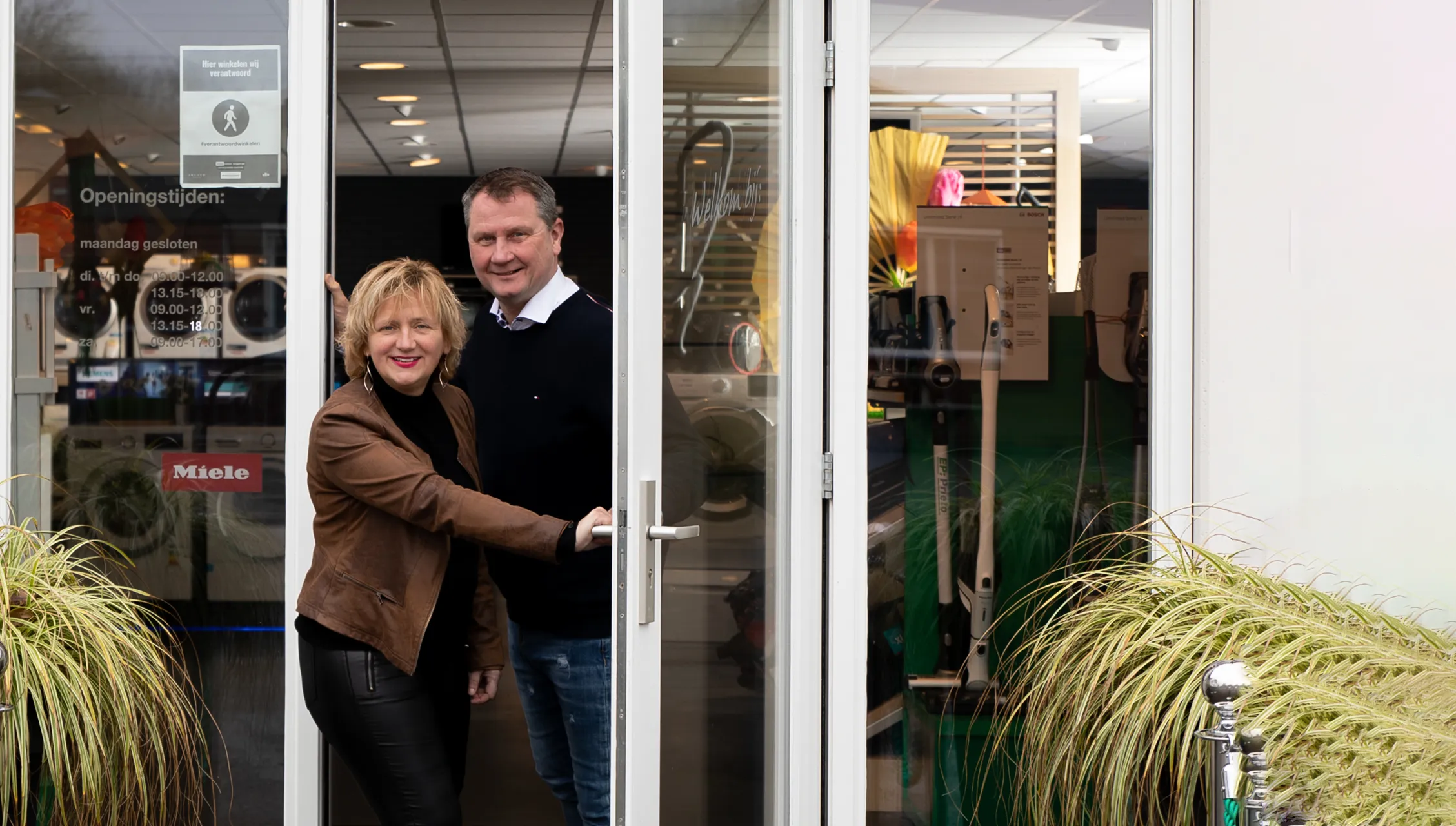 Jaap en Bineke voor de winkel van Prieto